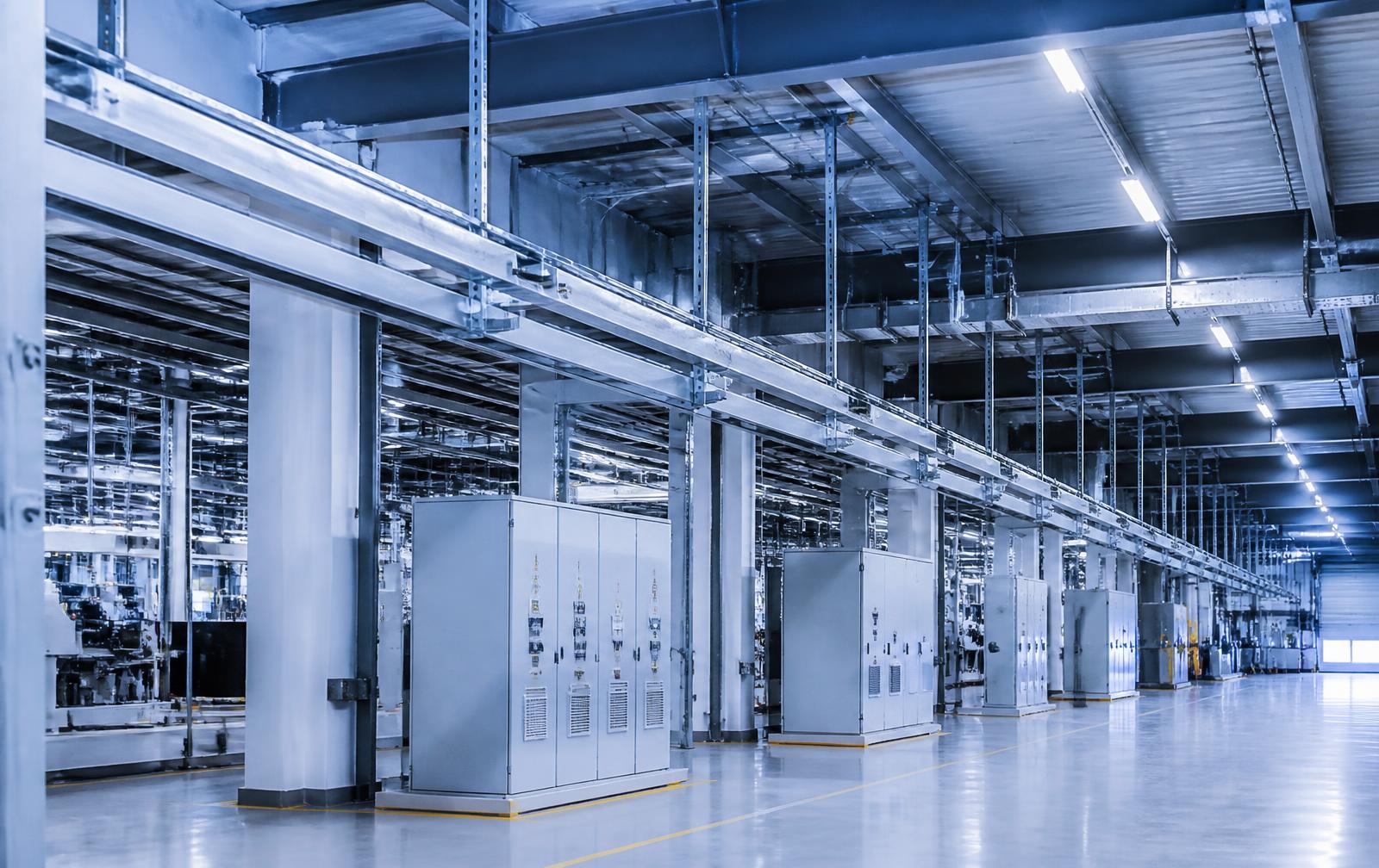 Planta industrial com infraestrutura elétrica